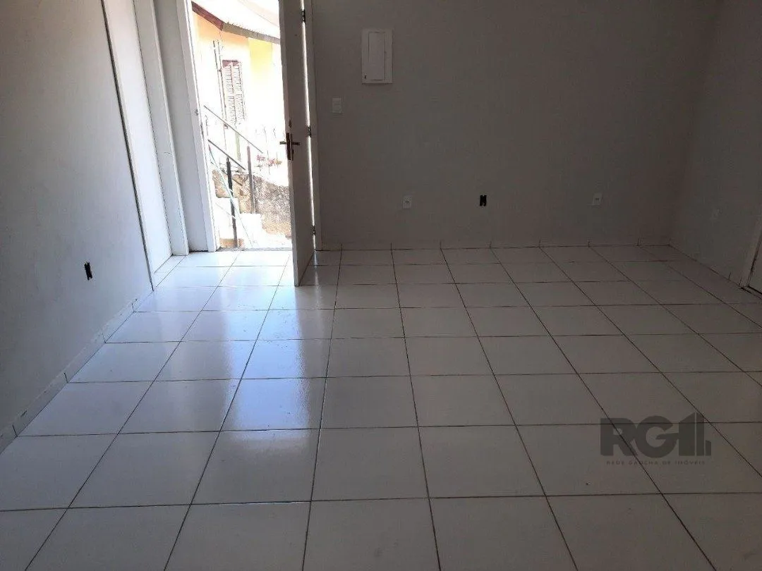 Imagem Oportunidade Imperdível: Prédio com 4 Apartamentos, Pátio e 2 Vagas de Garagem