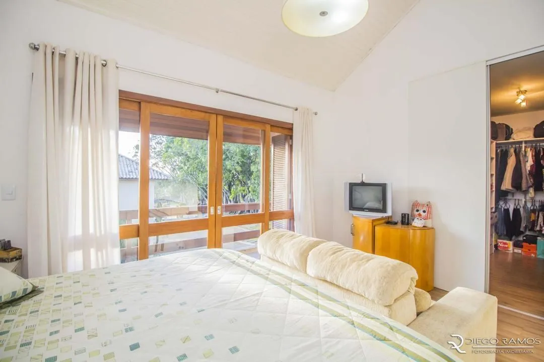 Imagem Casa com 3 Dormitórios, Sendo 1 com Closet, Sótão e Pátio em Condomínio