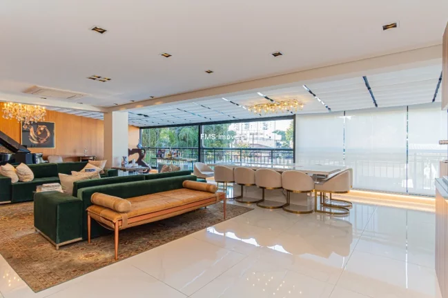 Imagem Apartamento de Alto Padrão de 3 suítes em Moema com 330m² e 4 vagas de garagem.