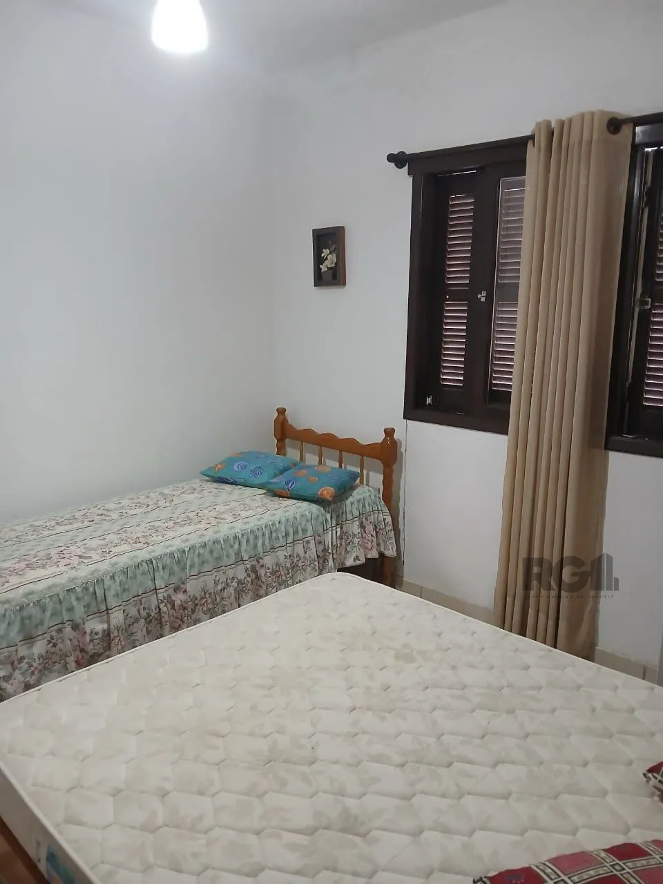 Imagem Casa de 2 dormitórios, com banheiro social, e um living em 2 ambientes, com banheiro Social, e cozinha com área de serviço, mais um patio pra 3 carros, e uma piscina nos fundos...