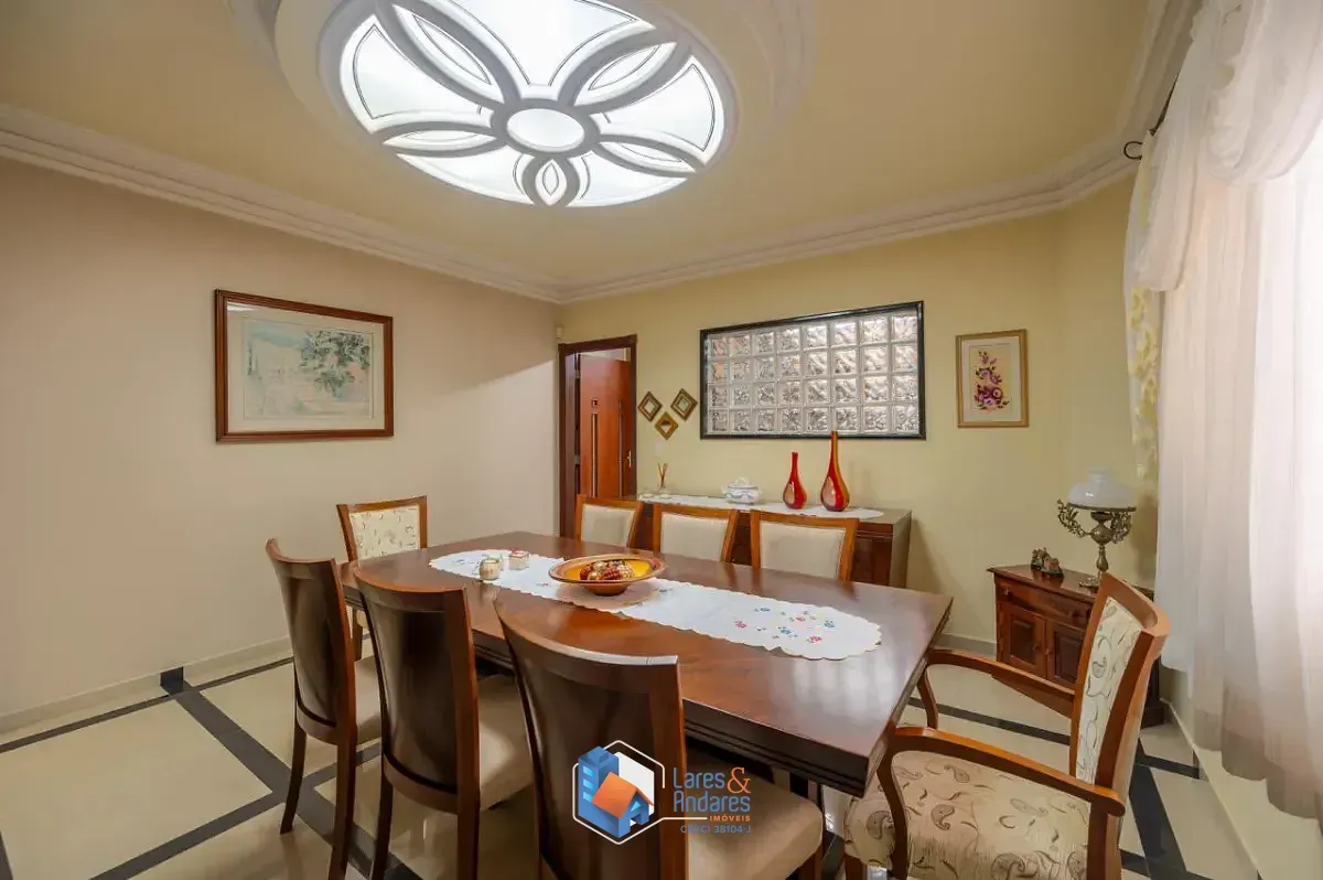 Imagem Sobrado para venda em Chácara Inglesa com 3 quartos, sendo 3 suítes, 300m²