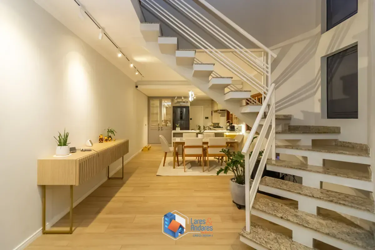 Imagem Sobrado para venda em Santa Teresinha com 3 quartos, sendo 3 suítes, 185m²