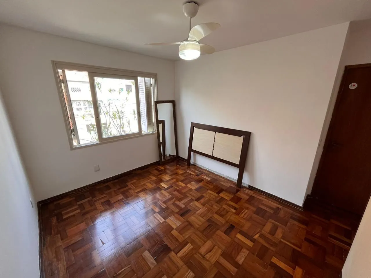 Imagem Apartamento de dois quartos e uma vaga de garagem no bairro Petrópolis em POA/RS