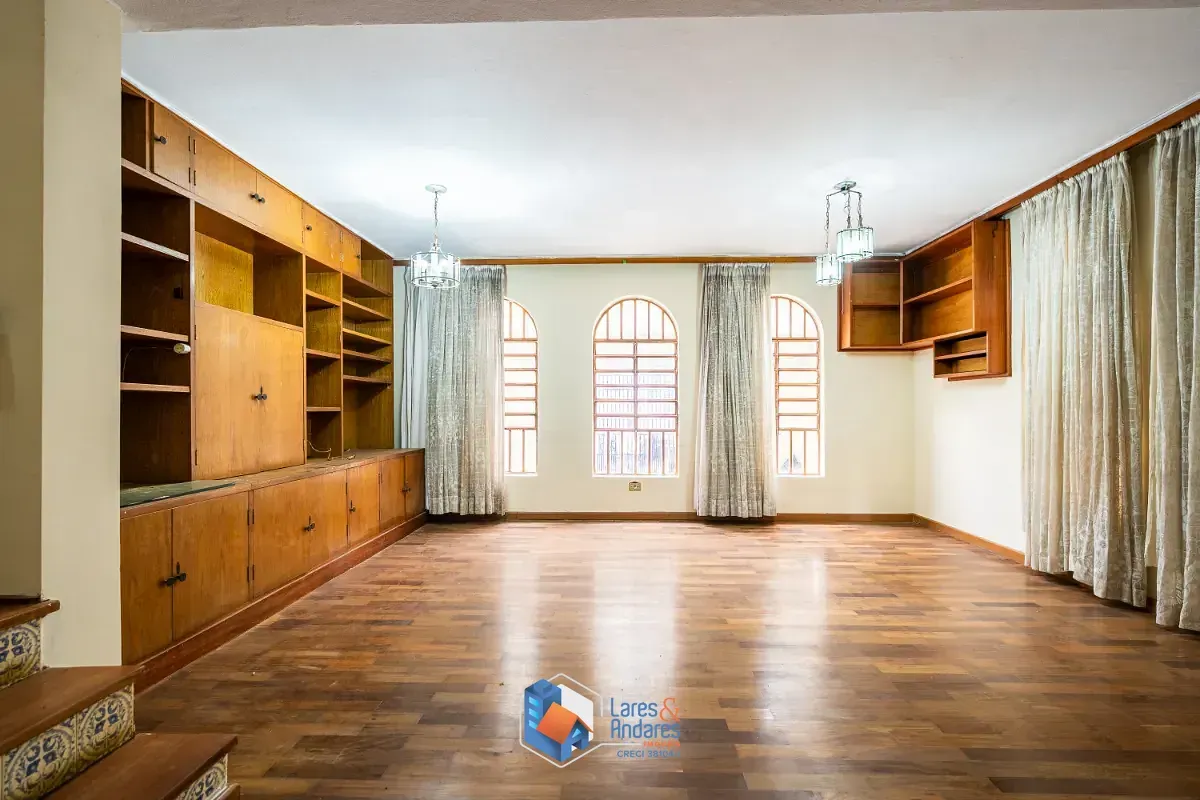 Imagem Sobrado para venda em Vila Santo Antônio com 6 quartos, sendo 1 suíte, 236m²