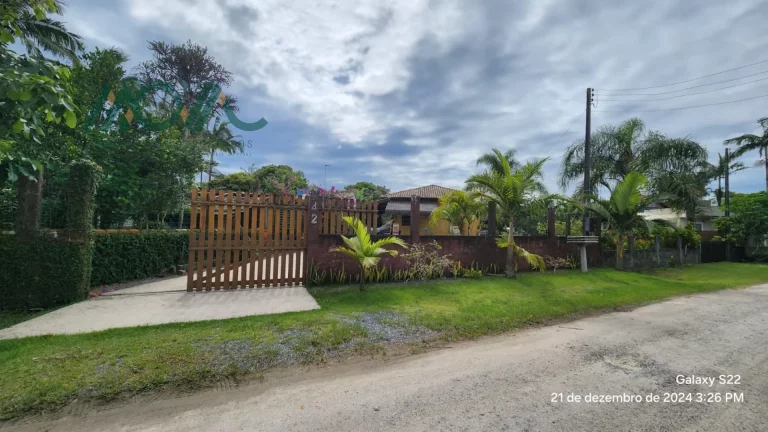 Imagem Casa à Venda em Itapoá SC, 3 Dormitórios, Próxima à Praia e Comércio Local