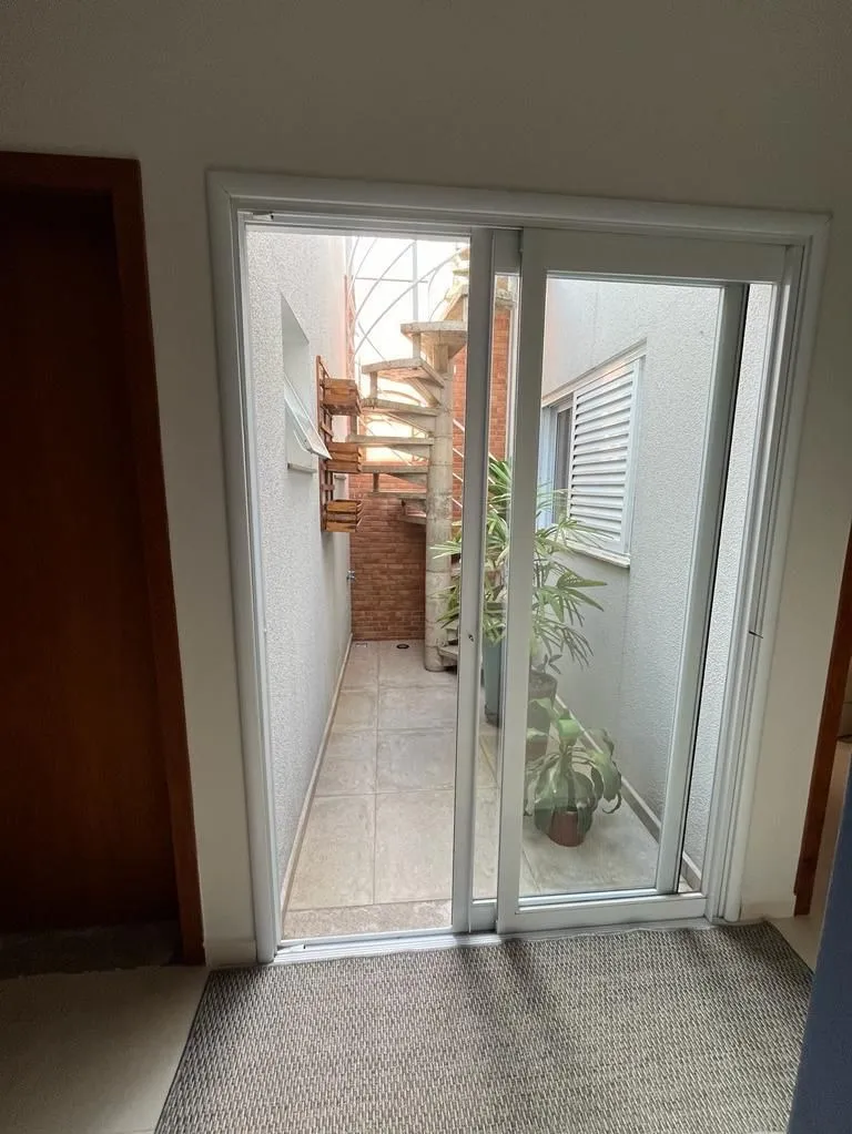 Imagem Residência Exclusiva no Condomínio Horto Florestal 1 com Design Moderno e Aconchegante