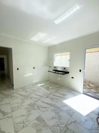 Imagem Casa térrea com 2 dormitórios sendo 1 suite. O imóvel está em condomínio fechado, proporcionando mais segurança e conforto aos moradores, você encontra á venda na Imobiliaria Consulte Imoveis.