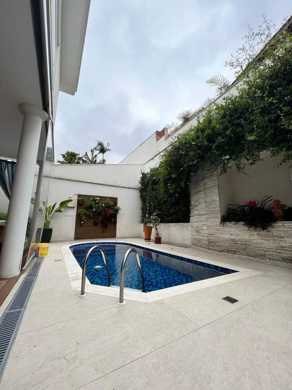 Imagem Casa de Alto Padrão em Alphaville - 4 Suítes, Piscina e Lazer Completo