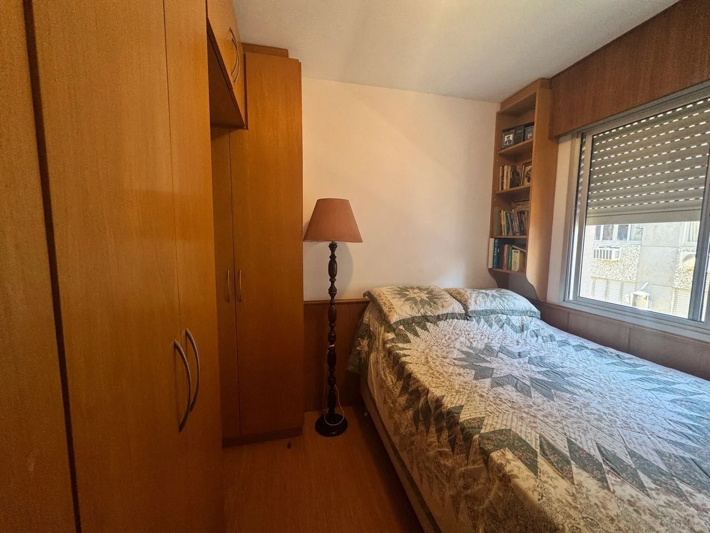 Imagem Apartamento dois dormitórios ( uma suíte) garagem/depósito Bairro Menino Deus