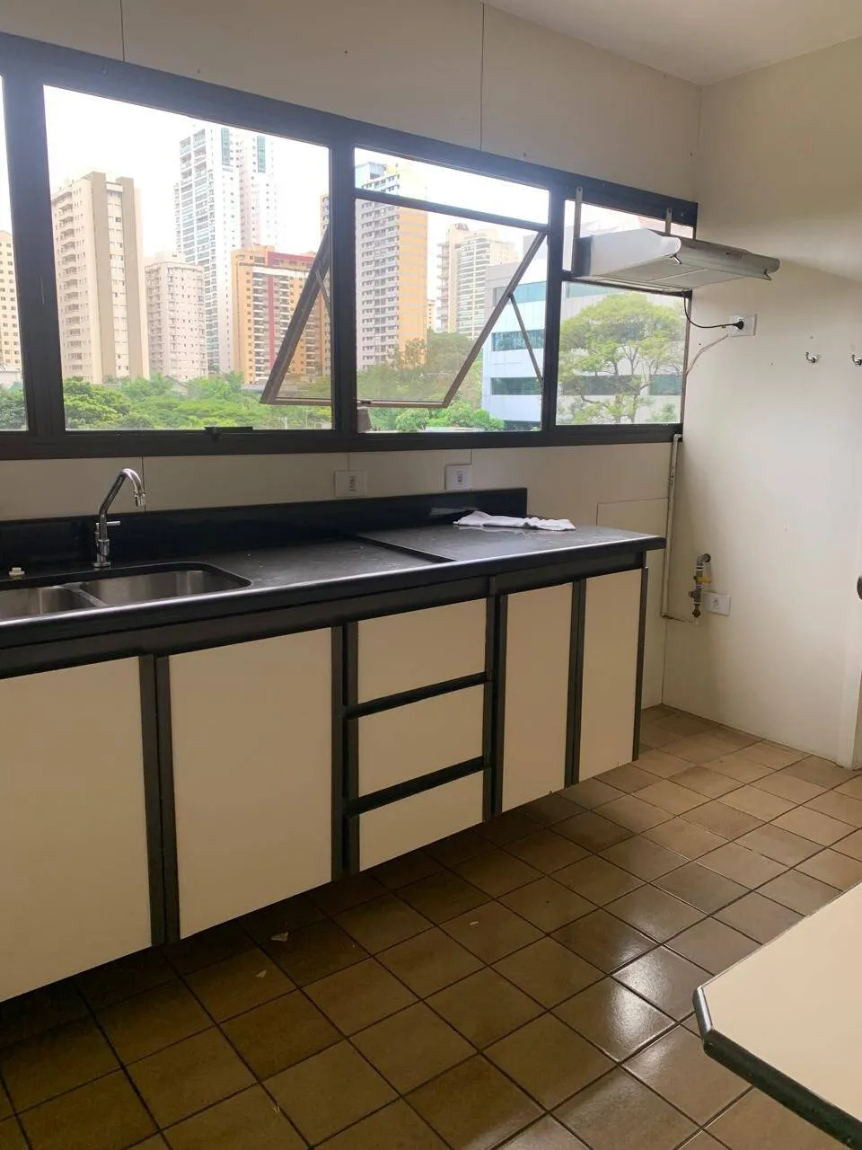 Imagem Apartamento de 4 Quartos (2 Suítes) para Aluguel em Alphaville Empresarial, Barueri - SP