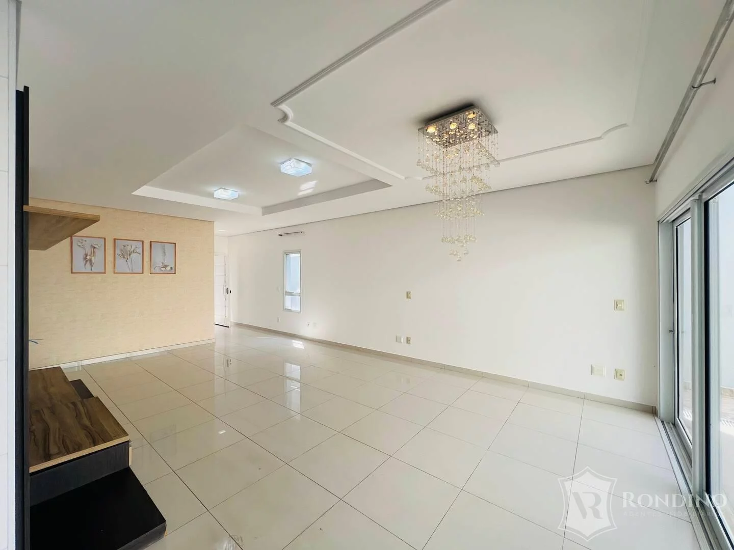Imagem Sobrado com 5 suítes, varanda gourmet e piscina.