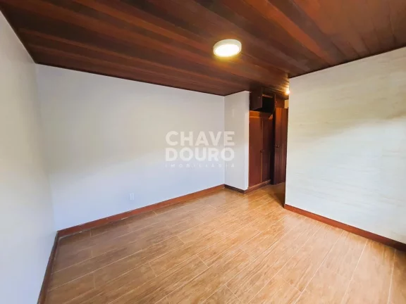 Imagem Casa em condomínio com 4 suítes em terreno plano no Comary!