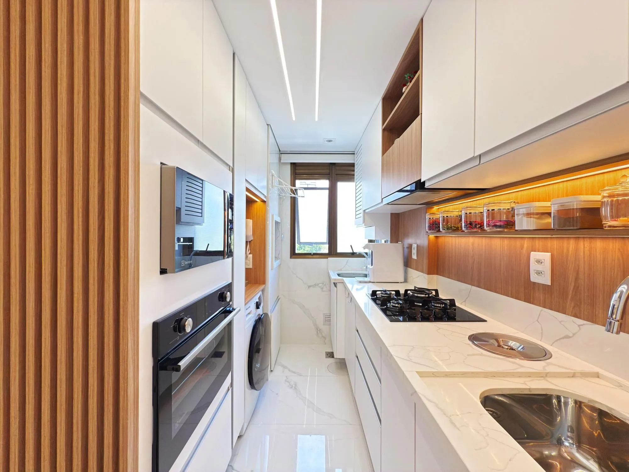 Imagem Belíssimo apartamento mobiliado e decorado 2 dorm 2 vagas c/piscina