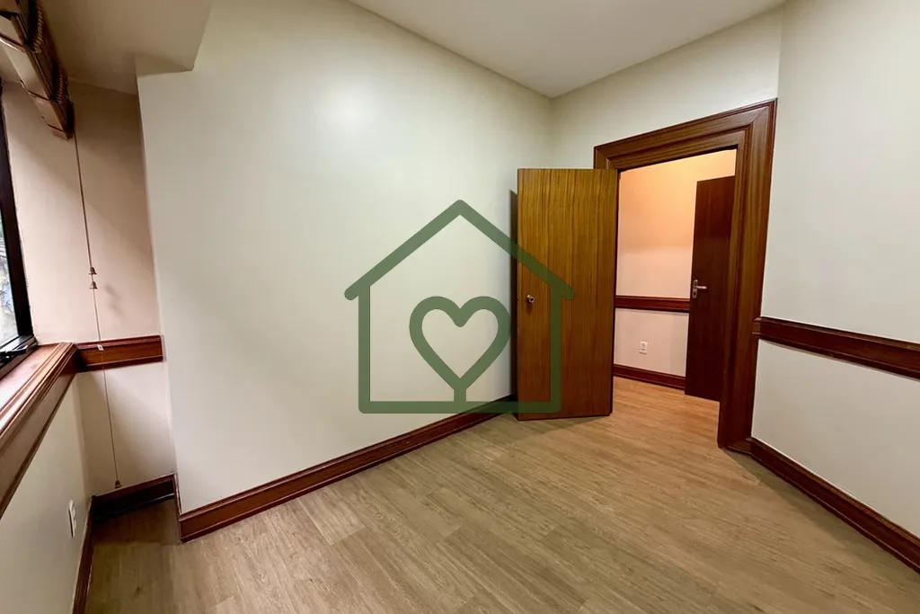 Imagem Consultório com 2 salas de atendimento, isolamento acústico e vaga de garagem!

Localizado no bair...