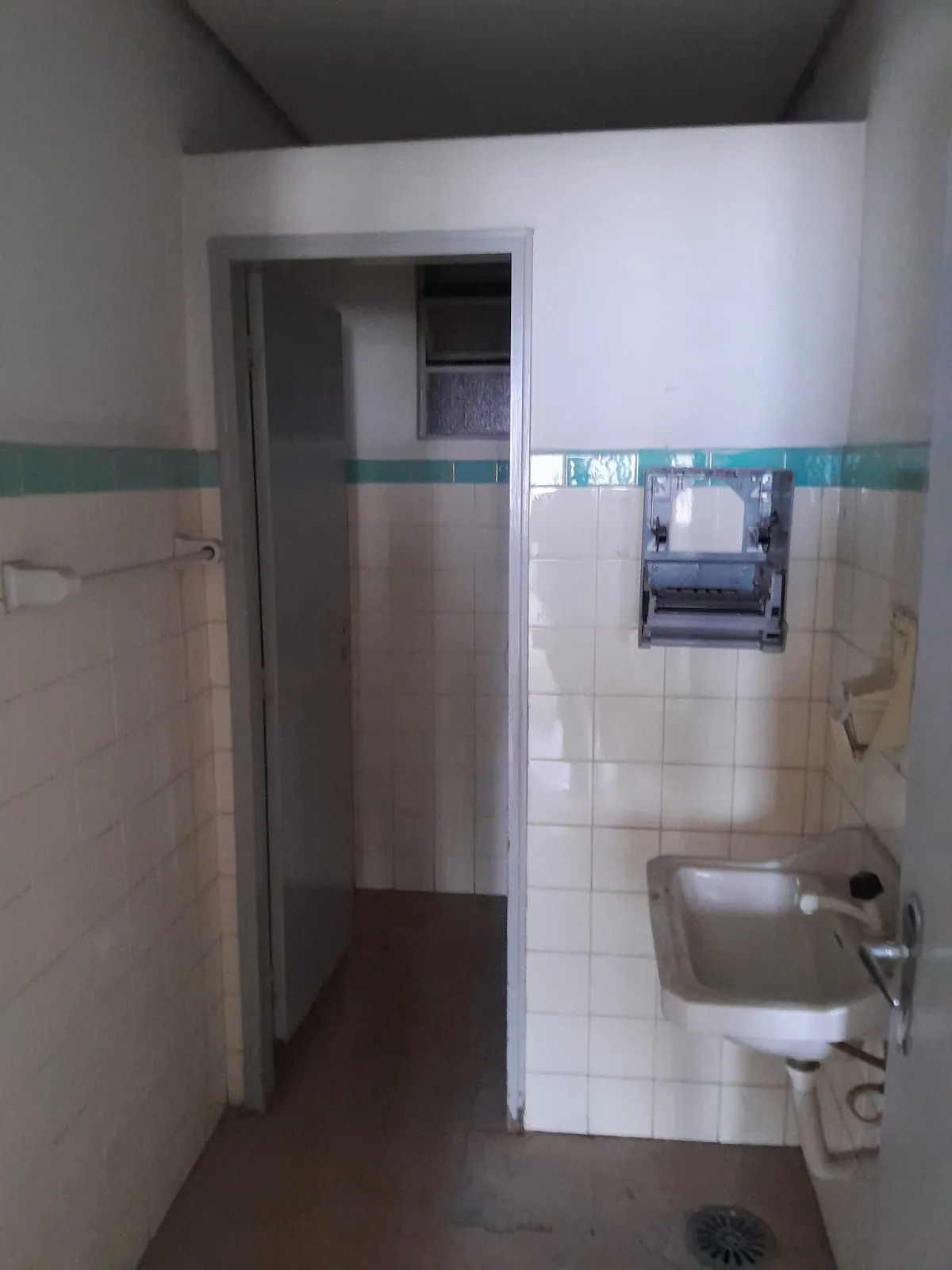 Imagem Salas com meio andar,para empresas ou órgãos públicos com 262,41m2 ,Centro
