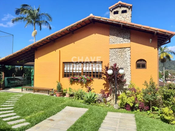 Imagem Casa linear reformada de 3 quartos (sendo 2 suítes) e área gourmet para venda em Teresópolis.