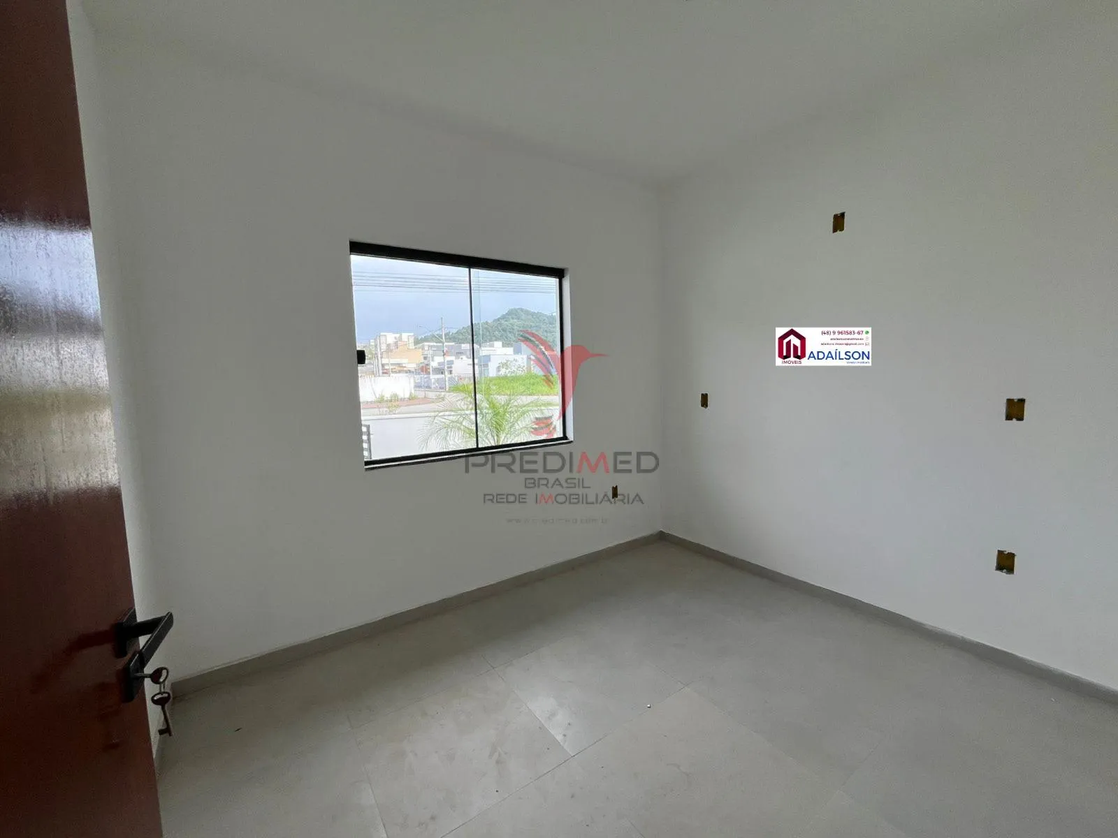 Imagem CASA COM UM SUÍTE TERRENO DE ESQUINA - AMPLO ESPAÇO MUITO BEM LOCALIZADA