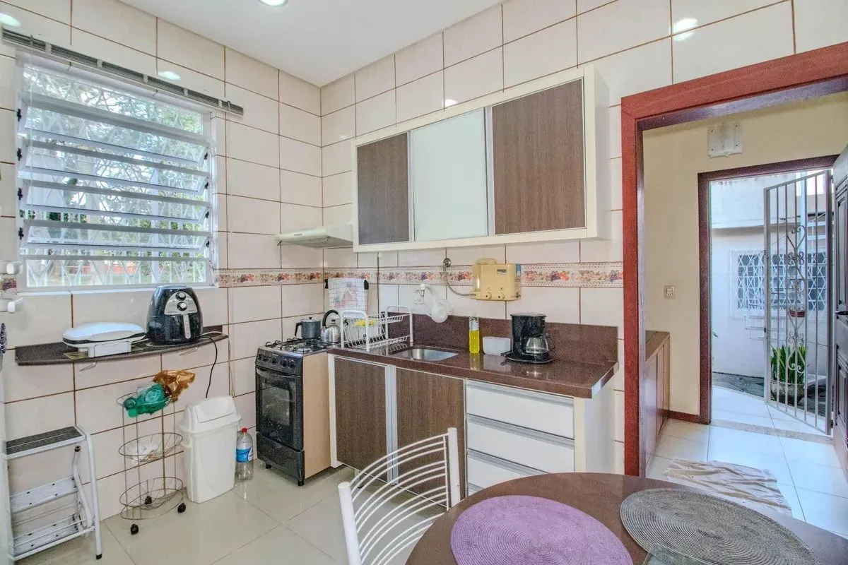 Imagem Casa à venda com 173m², 2 quartos e 3 vagas no bairro Vila Ipiranga- Porto Alegre/RS
