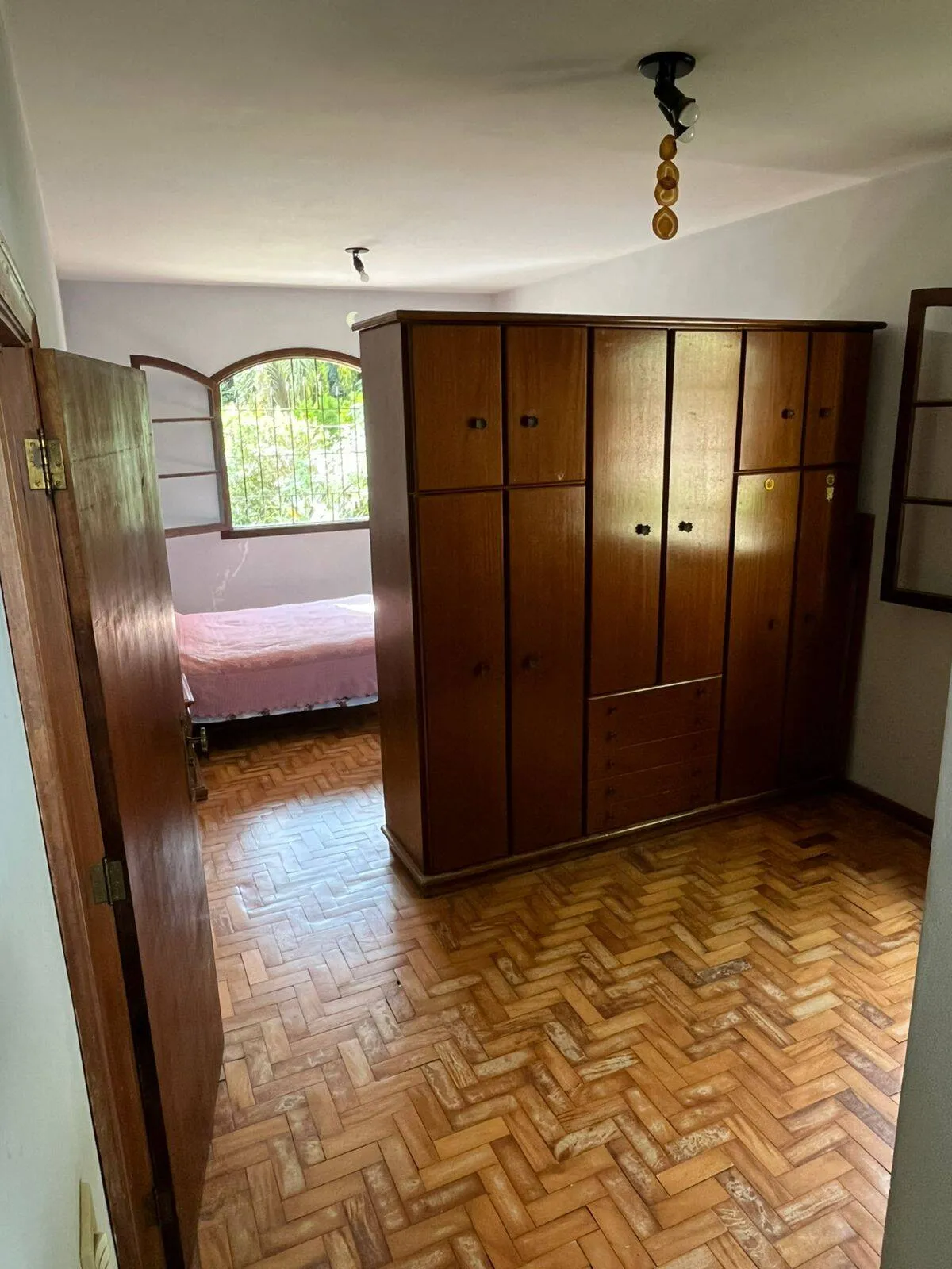 Imagem Chácara Com Casa Principal, Edícula e Galpão Industrial no mesmo Terreno.