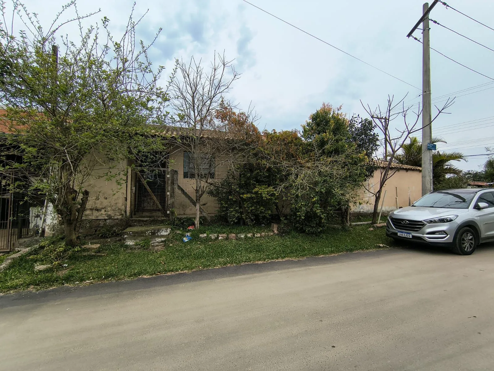 Imagem Casa de esquina com 3 dormitórios no bairro Campo Novo