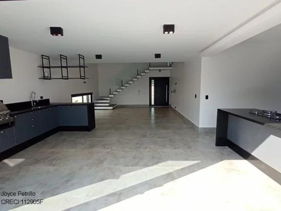 Imagem Casa Nova com Arquitetura Moderna à Venda em Condomínio Fechado na Cidade de Peruíbe.