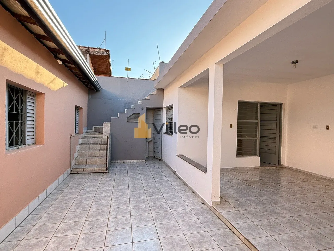 Imagem Apresentamos uma residência exclusiva para venda, localizada em uma das regiões mais tranquilas e ...