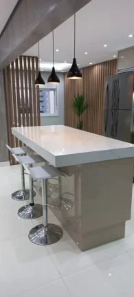 Imagem Apartamento 90 M², 3Q, 1 Suíte, 2 Banheiros, 1 Vaga, Semi-mobiliado, Luminárias, Led, Cozinha com ilha.