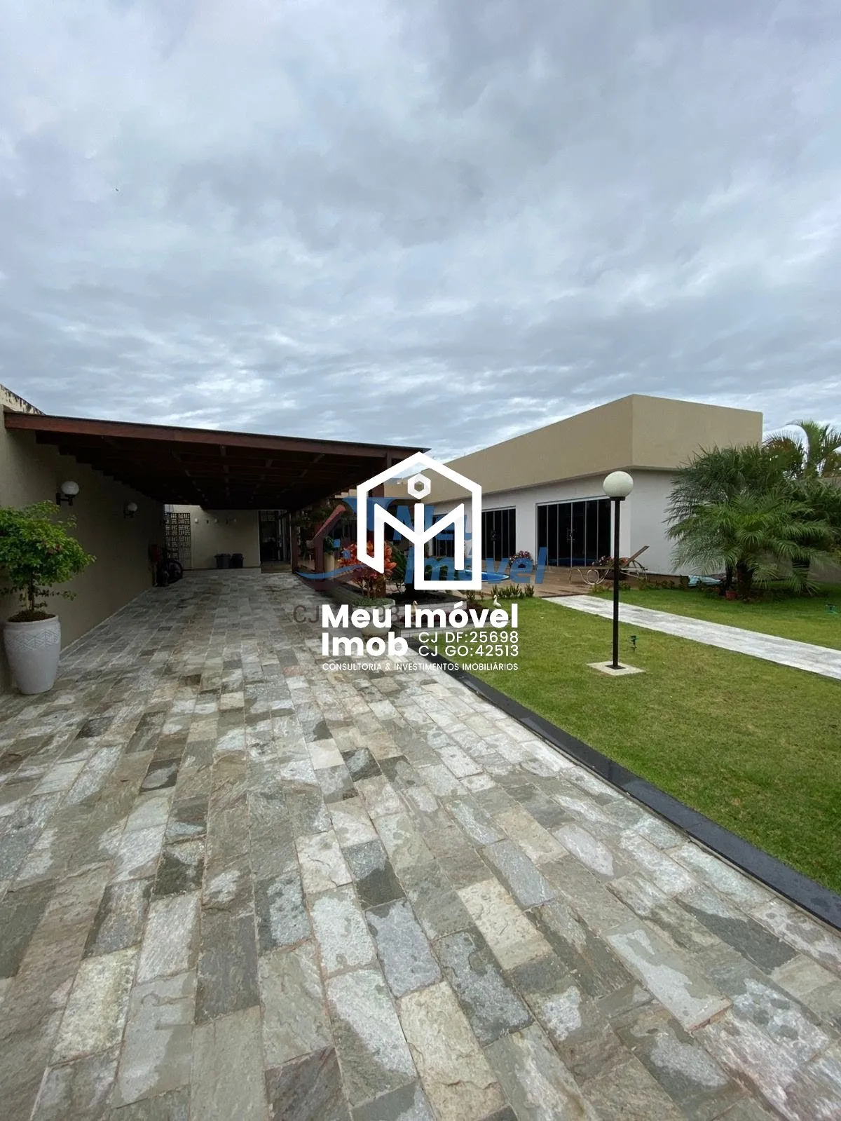 Imagem Casa 3 Quartos 2 Suítes 4 Vagas 800m² Gama/DF