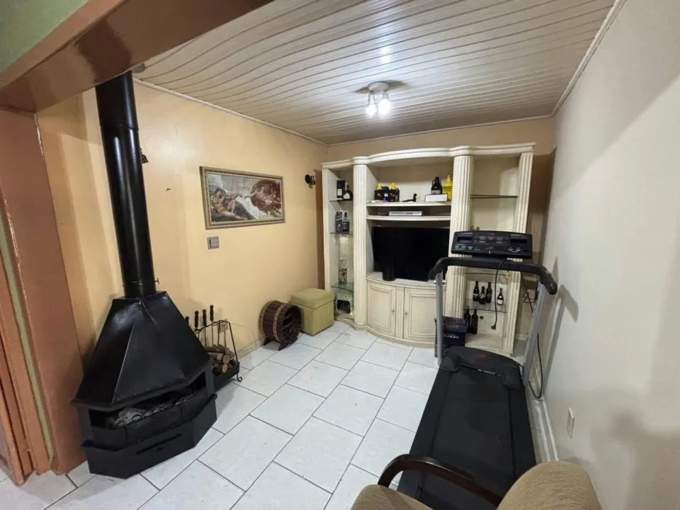 Imagem Casa de 3 dormitórios à venda no Bairro Rubem Berta - Porto Alegre