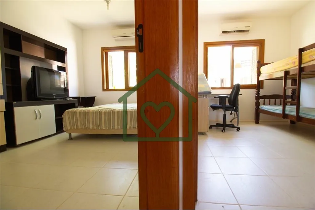 Imagem Conheça esta Casa Térrea 2 quartos, sendo 1 suíte; com varanda aos fundos com piscina e churrasqu...