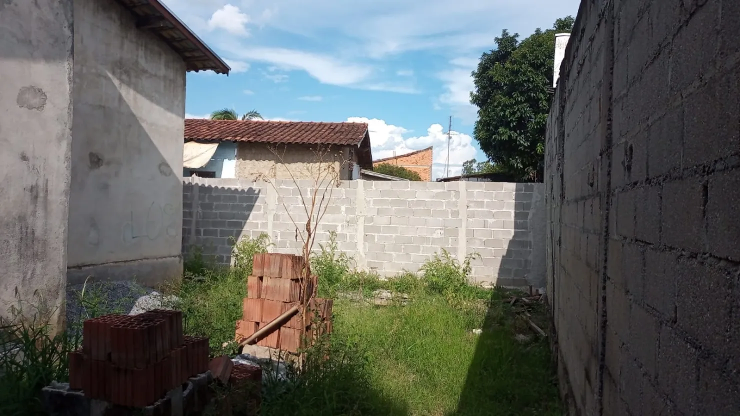 Imagem Casa à Venda - 2 Quartos, 1 Suíte, 2 Vagas Cobertas, Amplo Quintal e 270m² no Loteamento Residencial Andrade