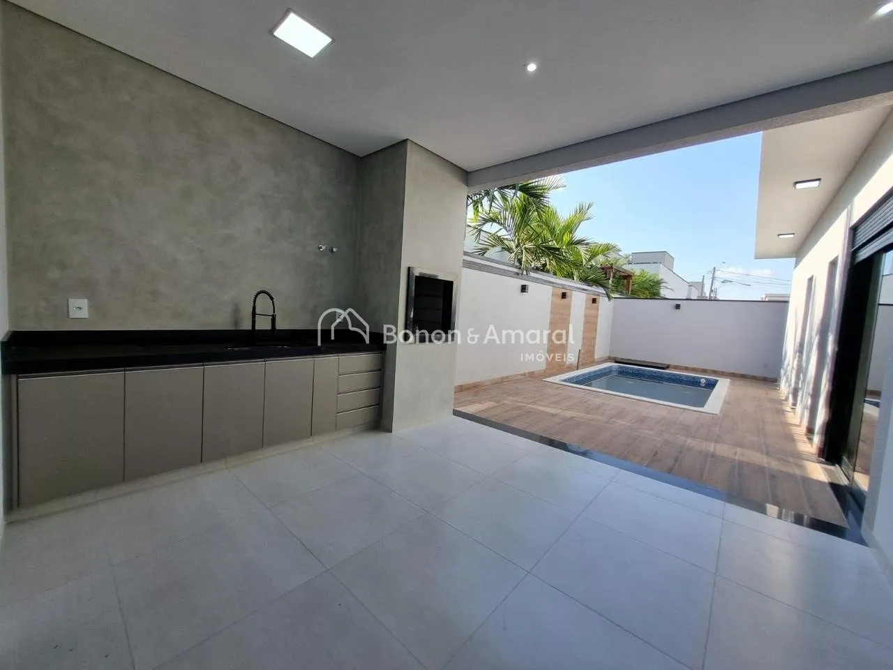 Imagem Casa à venda no condomínio Campos do Conde 2 em Paulínia, com 3 suítes e piscina.