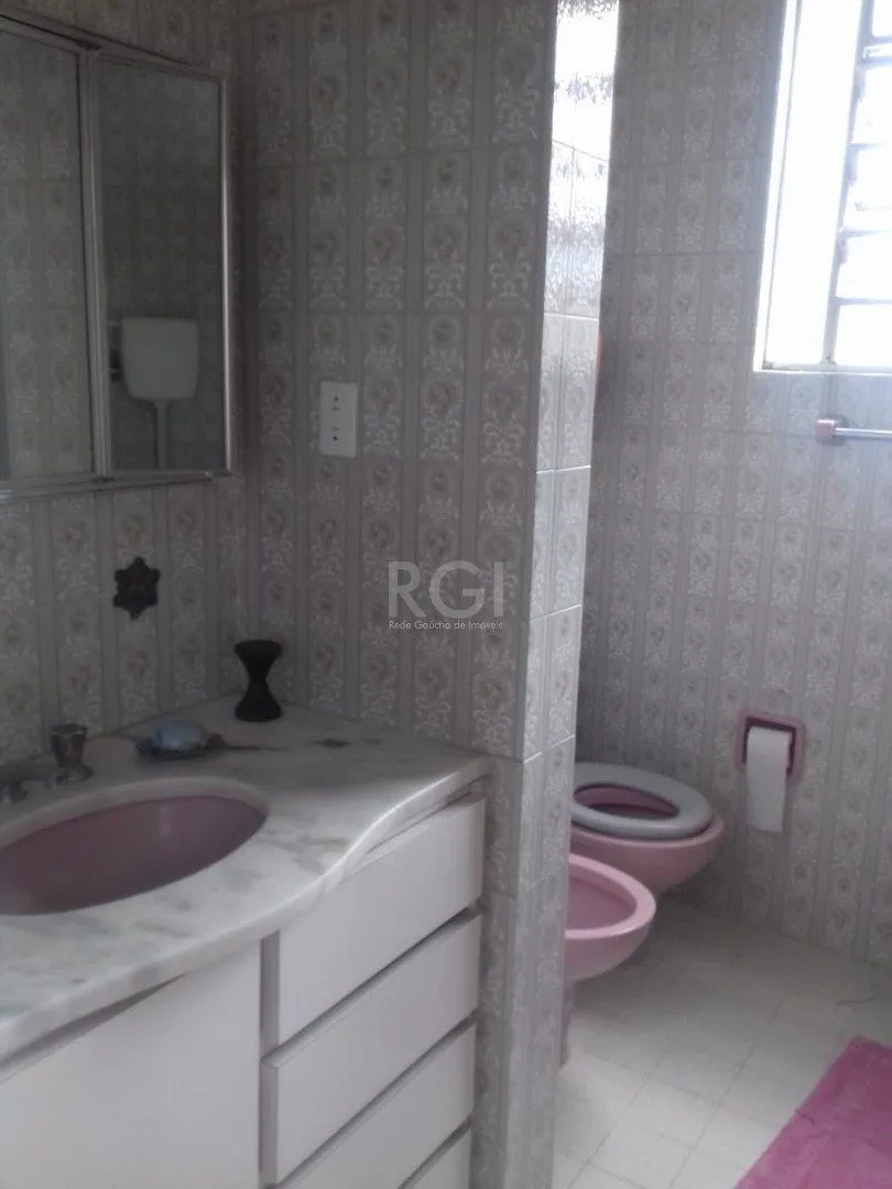 Imagem terreno localizado no bairro Menino Deus, podendo ser construído prédio comercial, localização privilegiada.