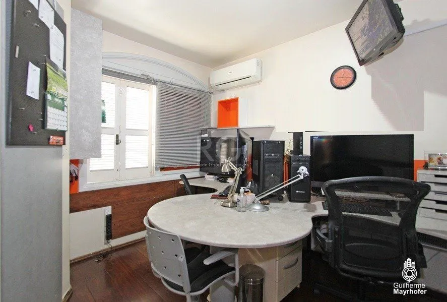 Imagem Casa para Venda - 240m², 5 dormitórios, sendo 1 suites, 3 vagas - Menino Deus