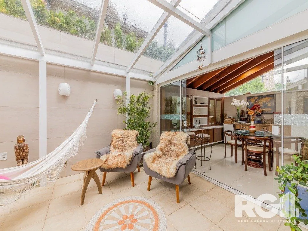 Imagem EXCLUSIVIDADE Belíssima casa de 4 suítes + gabinete no condomínio fechado Terra Mater com vista exuberante para o bosque, próximo da portaria e infraestrutura.