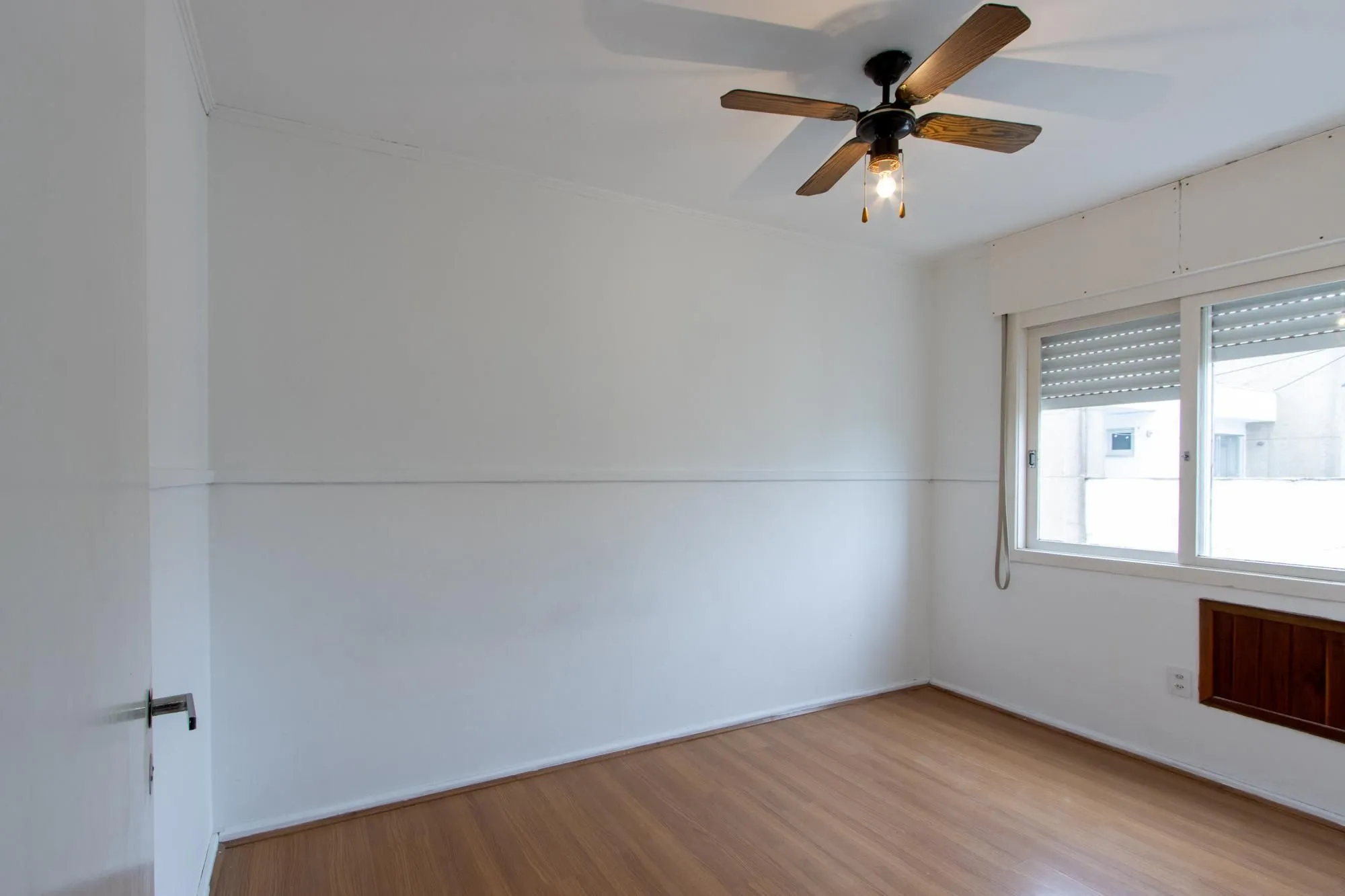Imagem Cobertura com 137m², no Bairro Cristal, de 2 dormitórios, sento uma suíte, ampla sacada, churrasqueira, vista panorâmica, vaga coberta.
