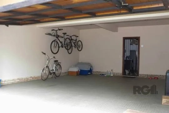 Imagem Excelente casa de 287m² com 3 dormitórios e 4 vagas.
