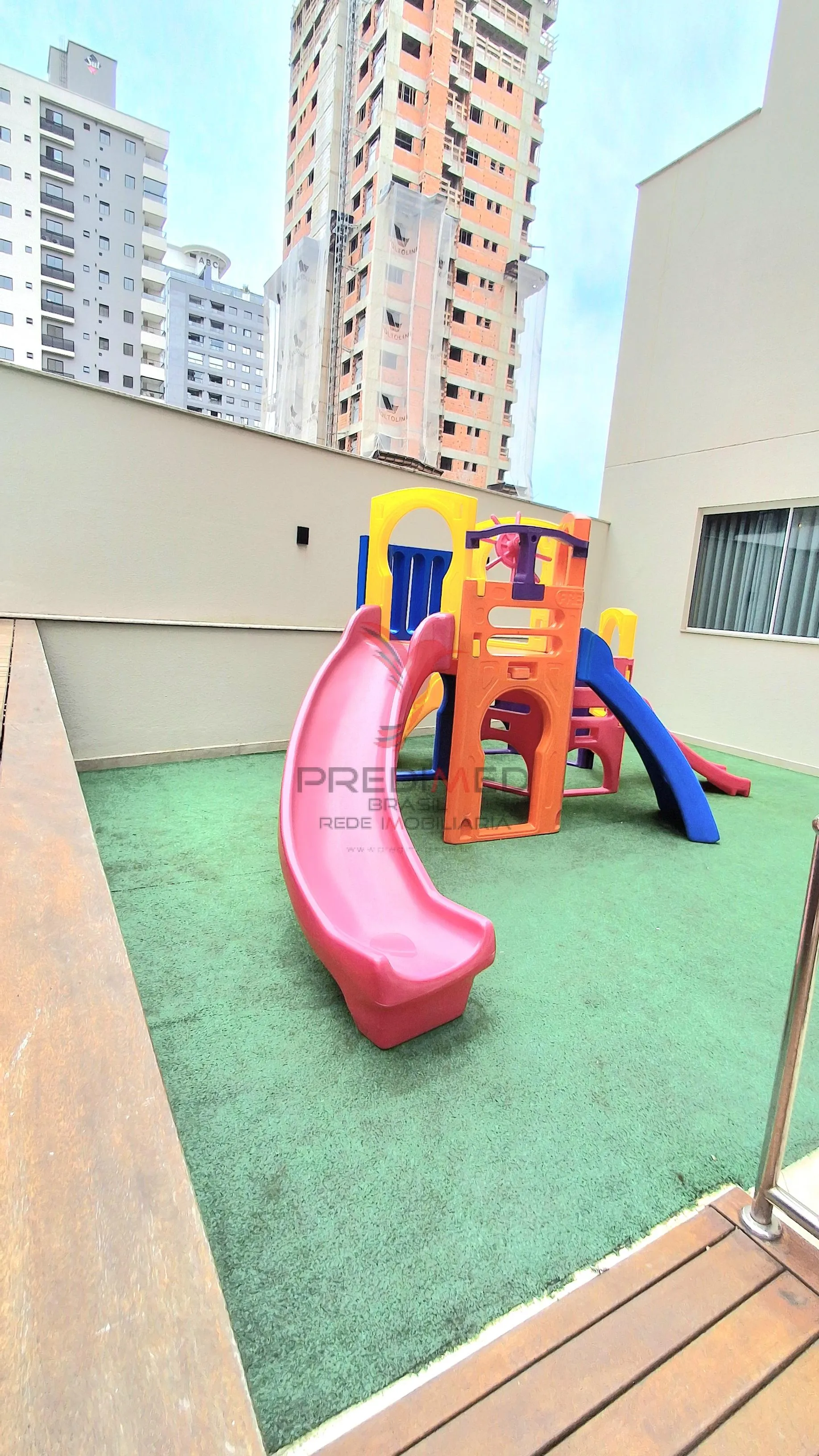 Imagem Apartamento de 2 Quartos em Itapema, Sacada com churrasqueira, a poucos metros do mar