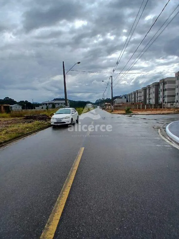 Imagem Sobrado com passagem lateral, 2 Suítes e churrasqueira, à venda no Sertão do Maruim - São José/SC