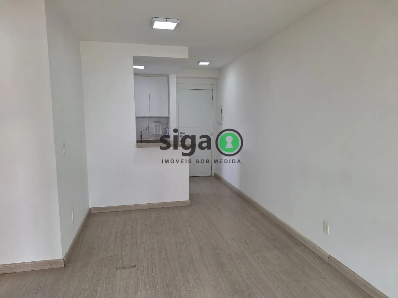 Imagem Apartamento reformado 2 Dormitórios com Suíte, Varanda e Vaga