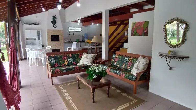 Imagem Casa espaçosa no centro de Garopaba-SC: 4 quartos, 3 salas e localização privilegiada!