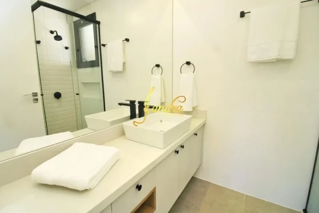 Imagem Belíssima Sobrado no Condomínio Enseada! Estilo Contemporâneo, composto por 05 suítes com sacada