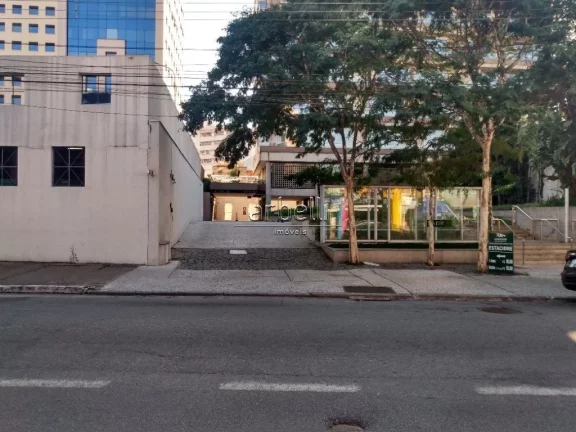 Imagem Sala com 43 metros quadrados com 2 pontos para ar-condicionado, 1 banheiro, janelas amplas, piso de ...