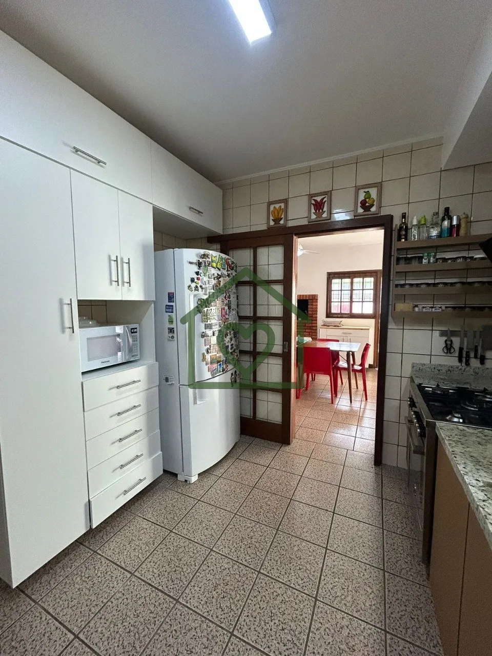 Imagem O imóvel conta com 3 dormitórios, sendo 1 suíte máster com closet em madeira e banheiro com hidr...