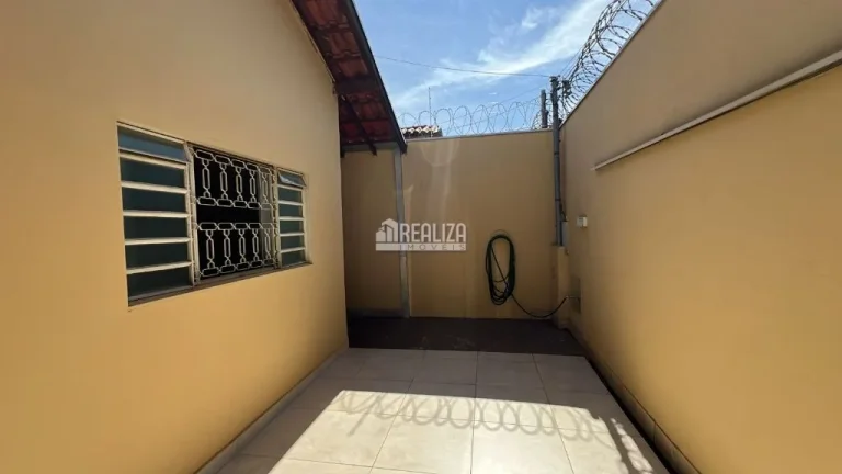 Imagem Casa à venda no bairro Jardim Espanha, Uberaba - 3 dormitórios, 2 banheiros e área de lazer!