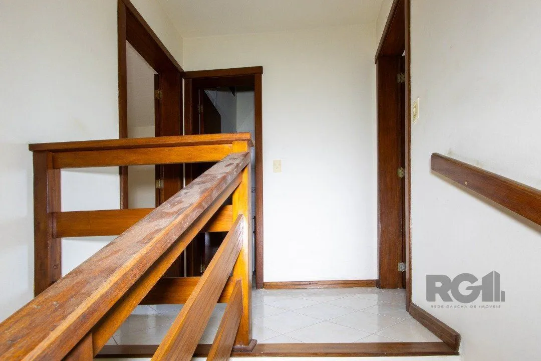 Imagem Casa em Condomínio na Zona Sul, no bairro Hípica, com 2 dormitórios, living para dois ambientes, cozinha mobiliada, lavabo