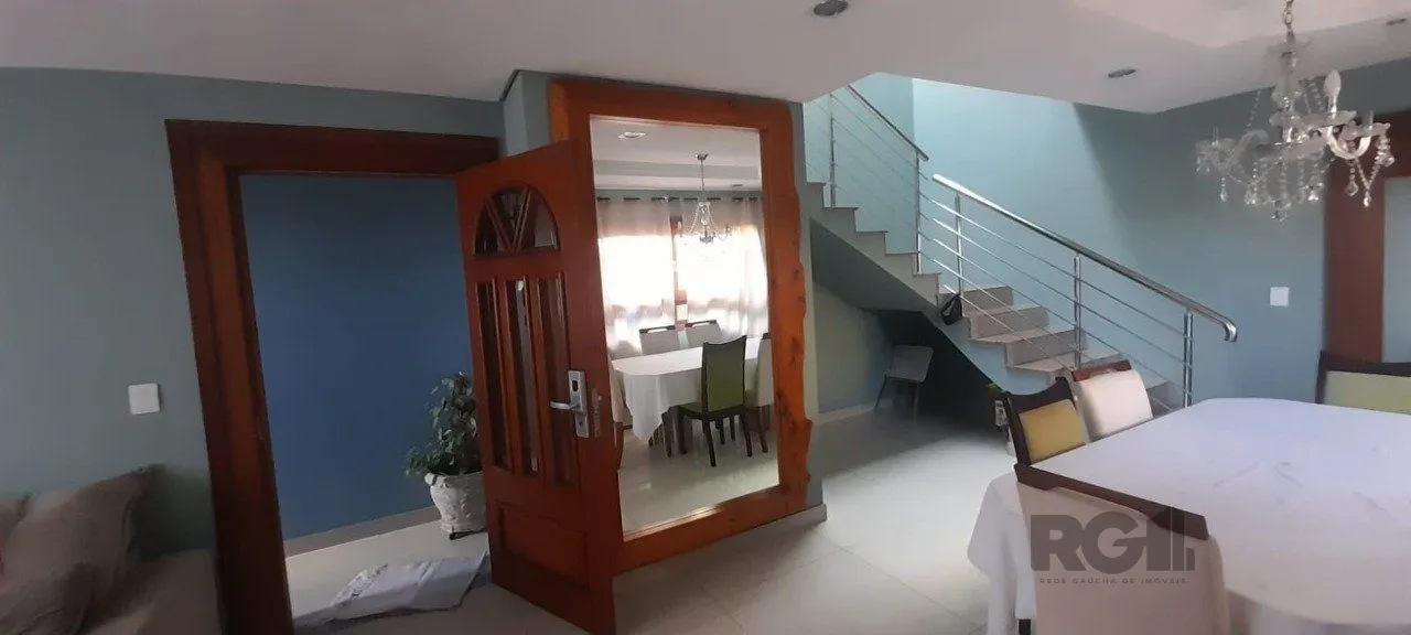 Imagem Casa com 03 quartos, sendo 01 suíte, 03 vagas de garagem.