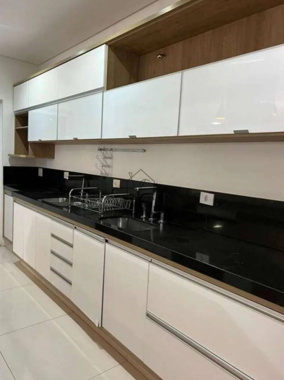 Imagem Excelente oportunidade de locação: Casa em condomínio de 3 quartos, 3 suítes, 4 salas, 4 vagas na cidade de Sorocaba-SP, bairro Iporanga