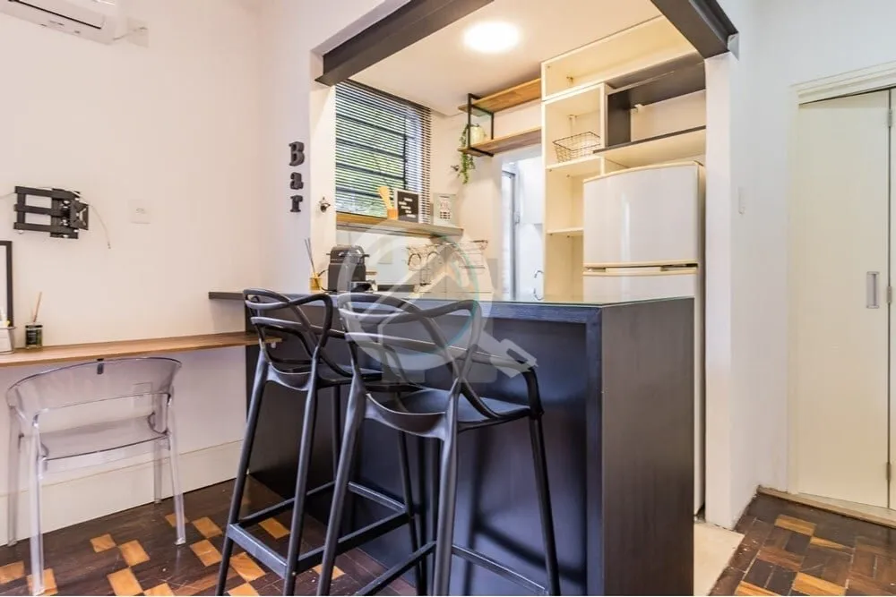 Imagem JK com 22,64m², semi mobiliado, com cozinha integrada, banheiro social e nicho para roupeiro. Perma...