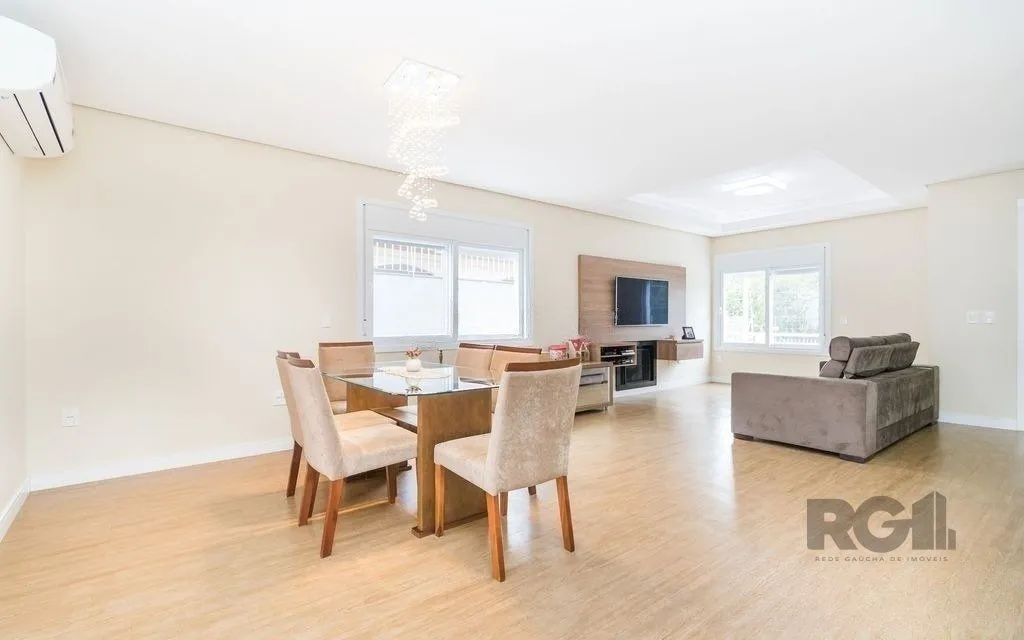 Imagem Excelente casa de 254m² com 4 dormitórios sendo 3 suítes.